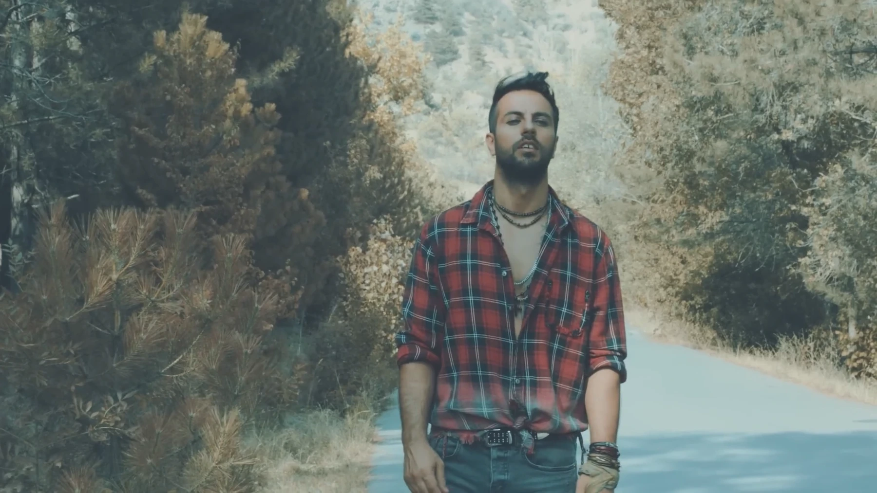 Can Marko, Antipatik Sevgili klibinde dış mekânda performans sırasında.