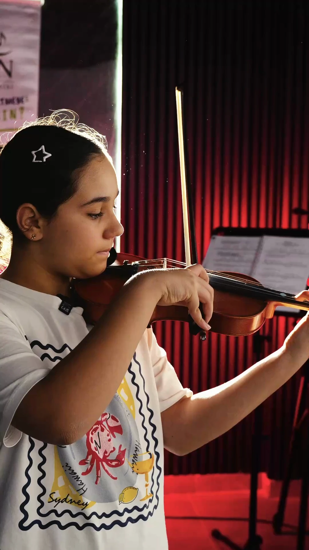 Aren Sanat Akademi’de keman çalan öğrenci.