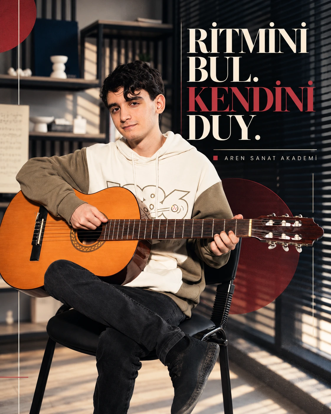 Gitar çalan öğrenci ve “Ritmini bul, kendini duy” başlıklı Aren Sanat Akademi tasarımı.
