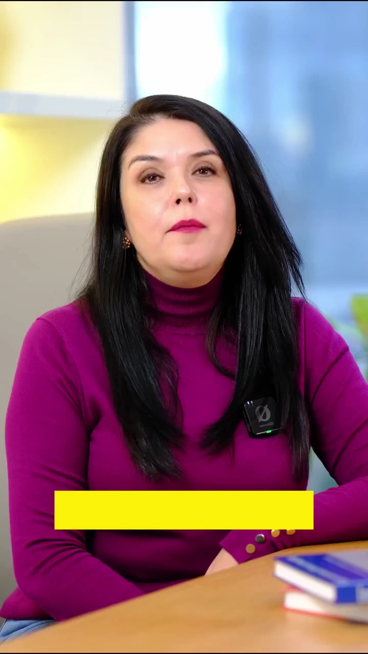 Dr. Arzu Özsoy, renkli çalışma ortamında kamera karşısında.