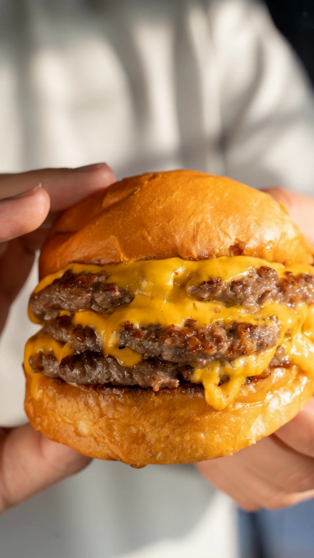 Burger Shop için hazırlanan burgerin yakın plan ürün görüntüsü.