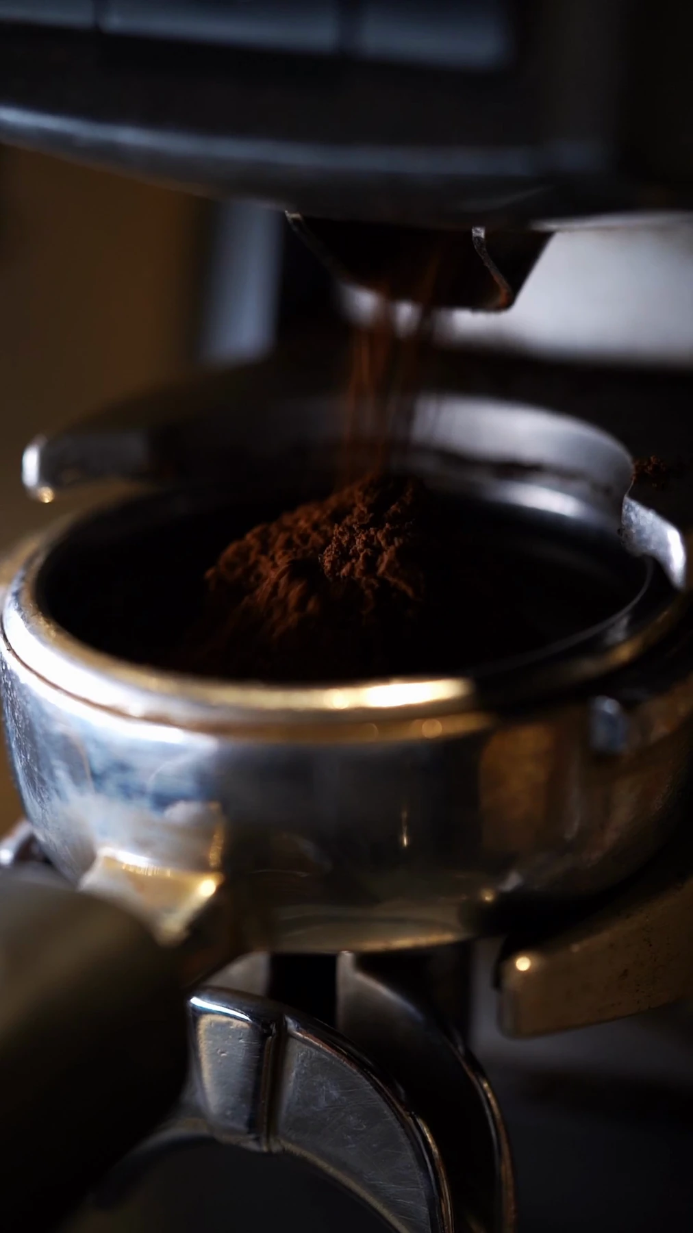 Grano ürün videosunda espresso makinesi ve portafiltre ayrıntısı.