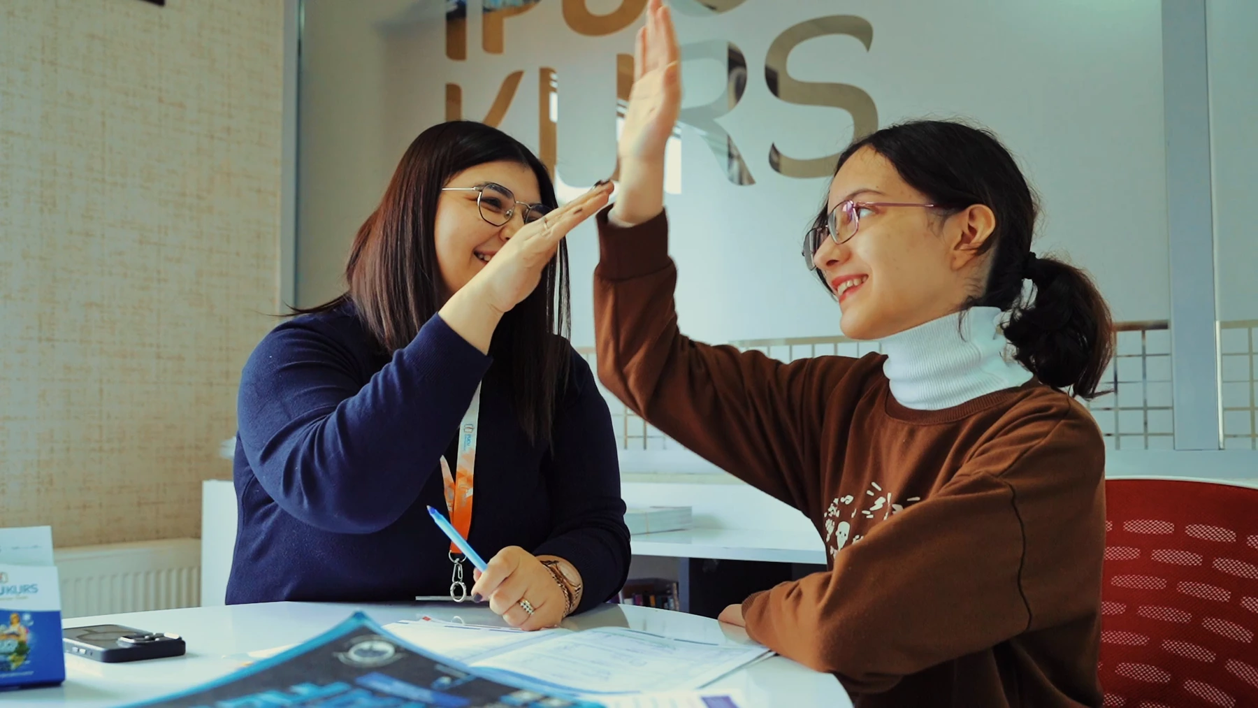 İpucu Kurs’ta öğretmen ve öğrenci masada birlikte çalışıyor.