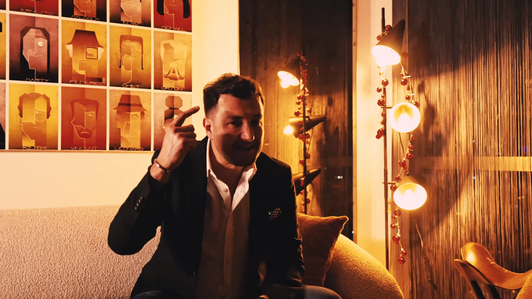 Osman Tan, Kalbimi Kırdın klibinde sıcak ışıklı iç mekânda performans sırasında.