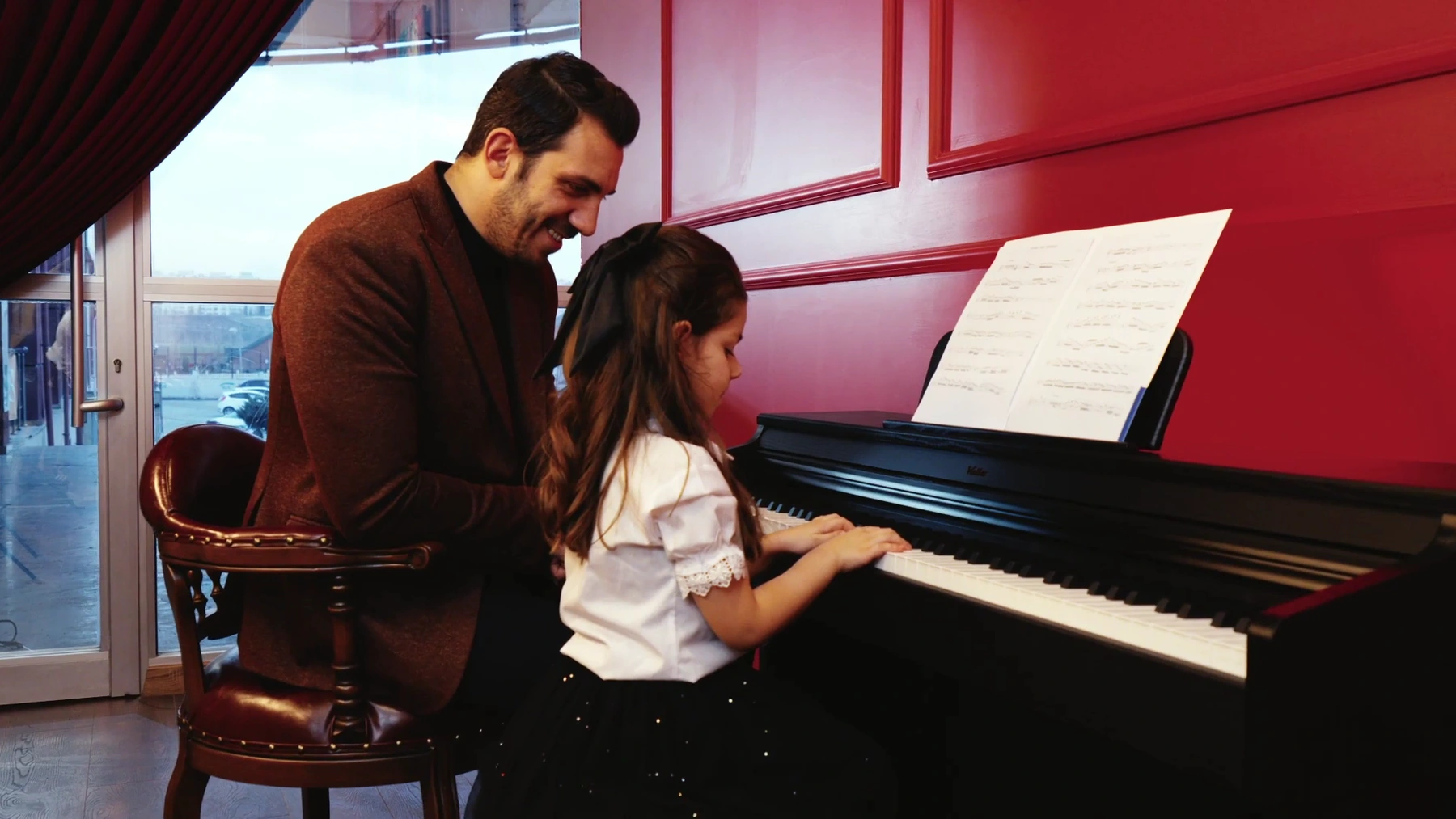 Sınav Sanat Akademi’de öğretmen ve öğrenci piyano başında çalışıyor.