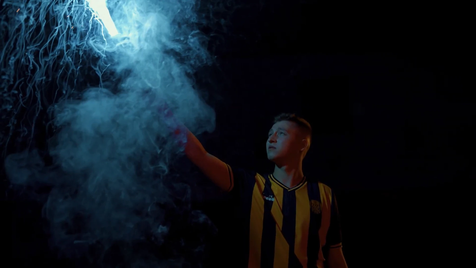 3-57 Tam Tam klibinde duman ve renkli ışık içinde sanatçı performansı.